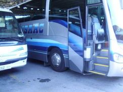 Autocares Isaac bus con puerta abierta