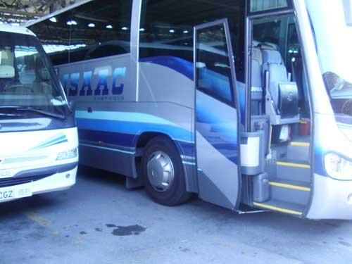 Autocares Isaac bus con puerta abierta